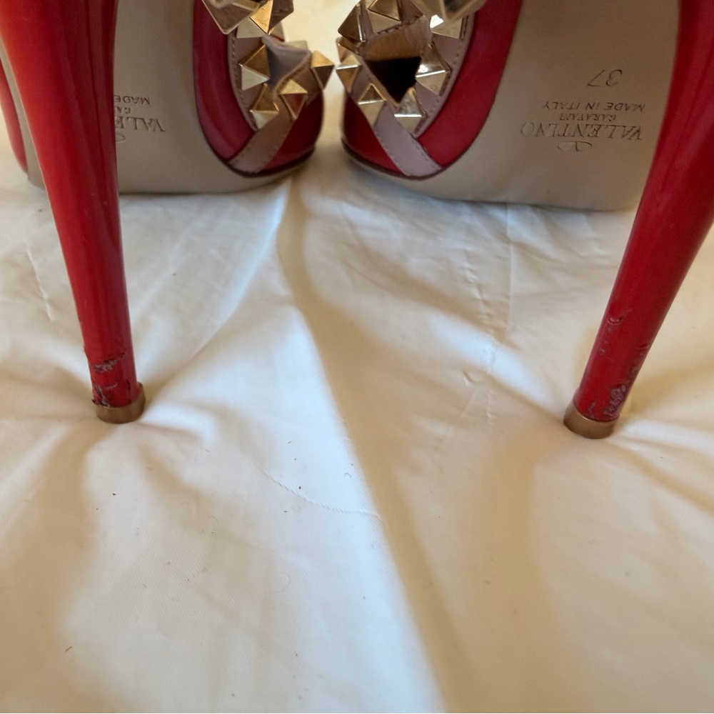 Valentino Garavani Red Patent Rockstud T-Strap Pumps – Size 37 - Picture 11 of 16
